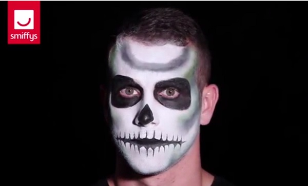 Tutoriel maquillage squelette : Déguisement Halloween pas cher